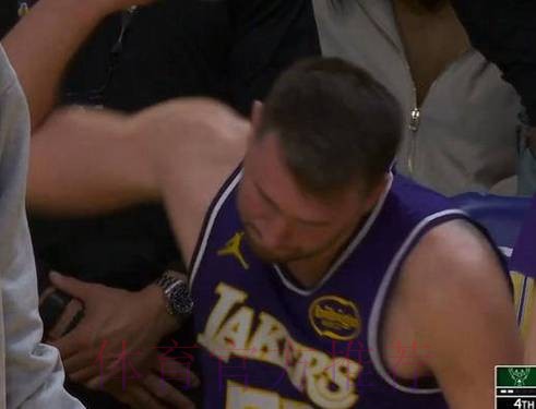 湖人本赛季关键时刻首次失利 东契奇六犯离场怒摔护膝捂脸显失落 湖人本赛季关键时刻首次失利 东契奇六犯离场怒摔护膝捂脸显失落